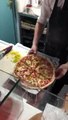 Après une longue soirée, une fille va prendre sa pizza préférée !