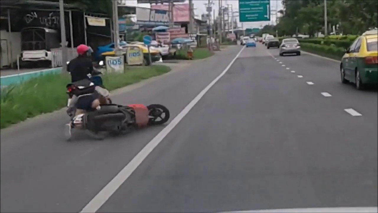 Il donne un grand coup de pied à un autre scooter et le fait lourdement chuter