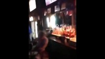 Une fille bourrée tente un backflip sur le comptoir du bar