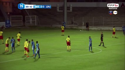 Corner bien frappé mais une faute est signalée