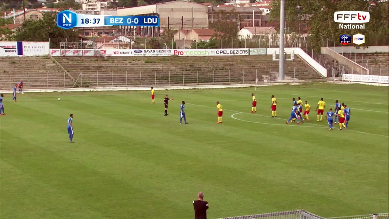 Coup franc dégagé par la défense