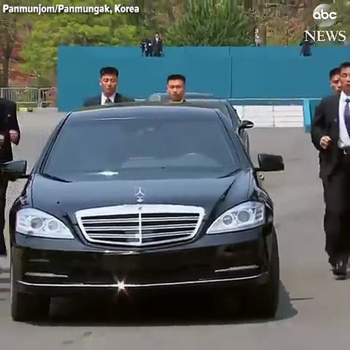 L'image des 12 gardes du corps du dirigeant nord-coréen courant autour de sa voiture qui font le tour du monde !
