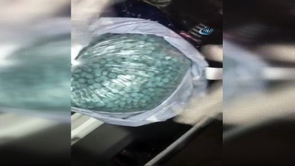 Otomobilin kaputundan binlerce uyuşturucu hap çıktı