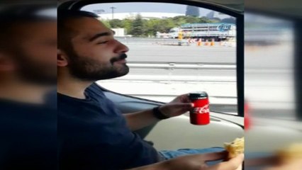 Direksiyon başında yemek yiyen sürücü kamerada