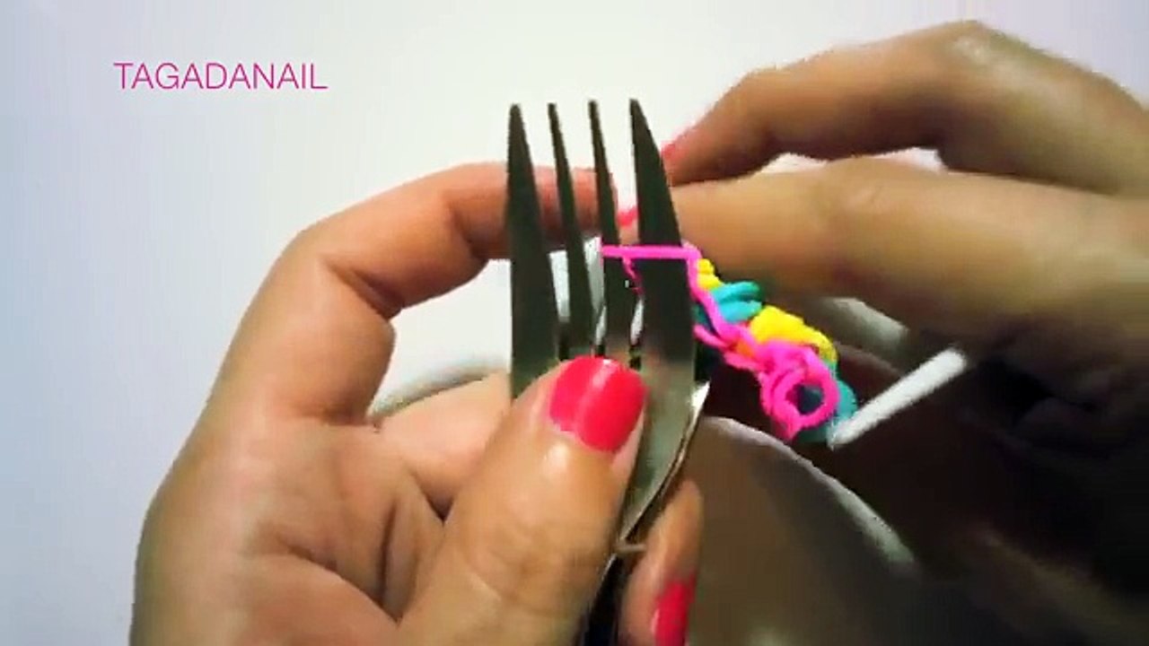 Comment faire un bracelet avec des élastiques sans machine