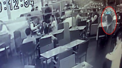 Yere düşen cüzdanı sahibine vermek yerine çaldılar... O anlar kamerada