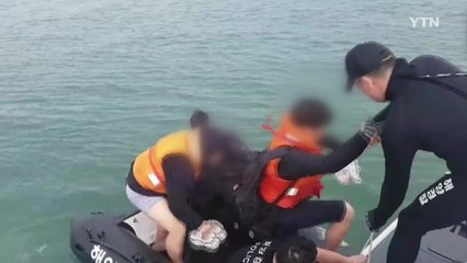 갯벌 걸린 낚싯배에서 13명 구조 / YTN