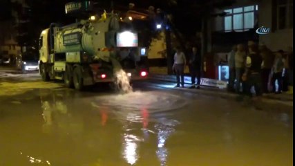 Su Borusu Patladı Mahalleli Deprem Sandı