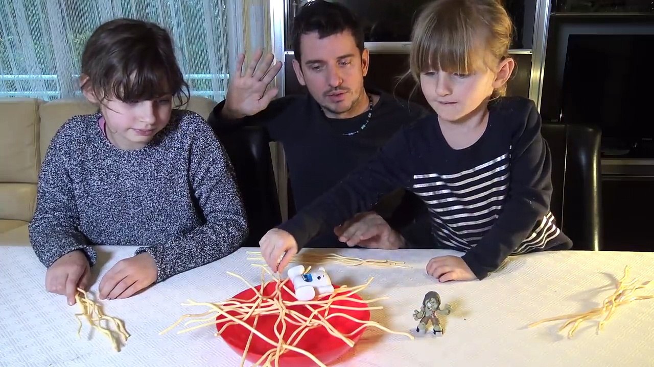 JEU DE SOCIETE FUN • YÉTI dans mes SPAGHETTIS challenge !! - Studio Bubble Tea