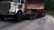 Un camion qui transporte un bulldozer part en glissade dans la pente tellement le chargement est lourd