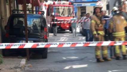 Beyoğlu'nda metruk binada göçük