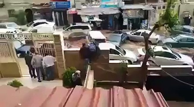 دمشق تغرق بالمياه فيضانات وسيول لم تحدث من 100 عام شاهد السيارات تنجرف