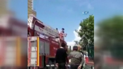 Tavan arasına sıkışan kuş, 110 ekipleri tarafından kurtarıldı