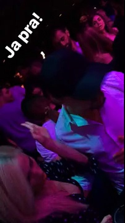 Kelvi Kadilli puthet në buzë me një bionde, nuk do ta besoni kush është ajo (Video)