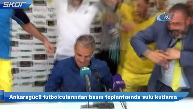 Ankaragücü futbolcularından basın toplantısında sulu kutlama
