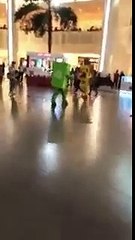 فيديو.. شاهد ماذا فعلت الوجبتين داخل محل برجر بالكويت