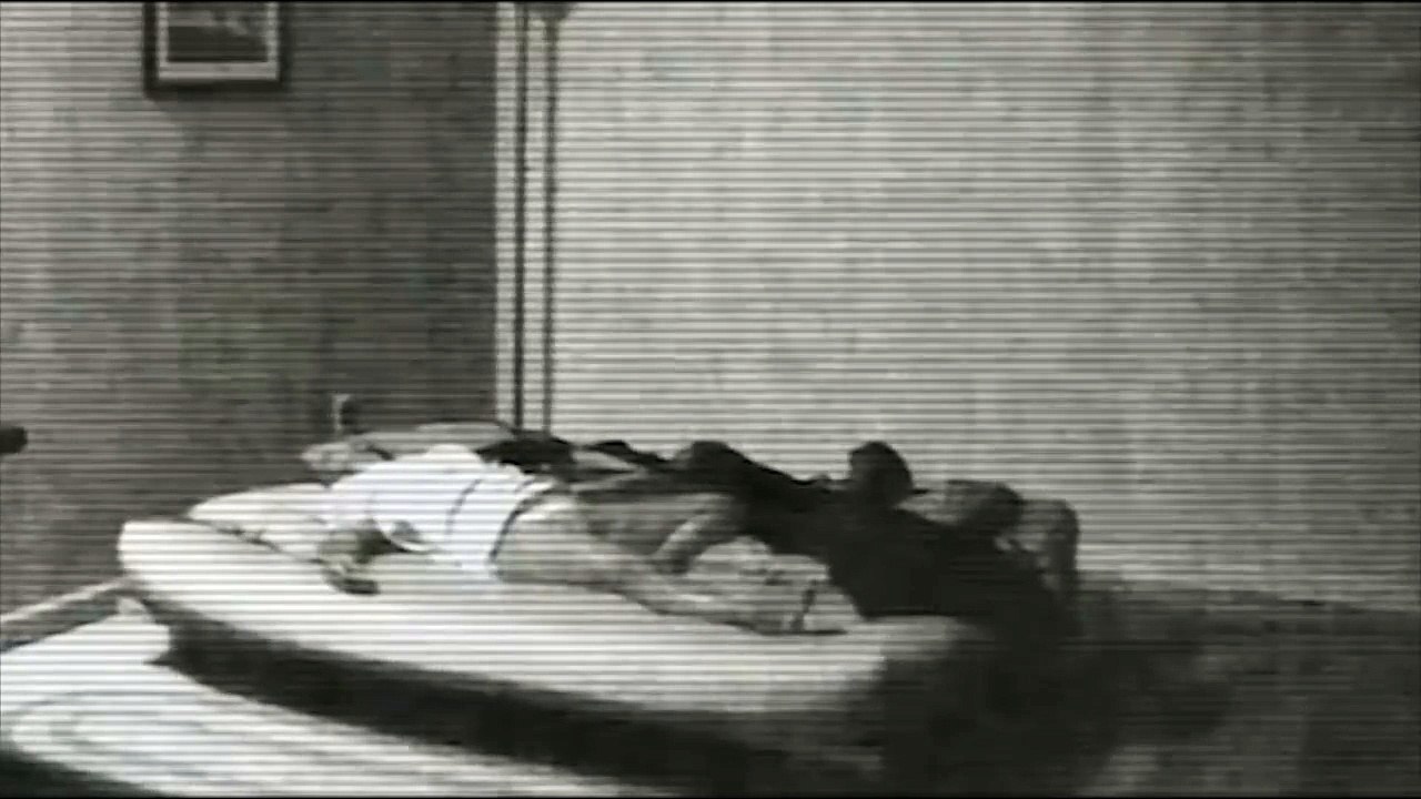 SNIMAK KOJI JE SVE OSTAVIO BEZ TEKSTA: Momak je ostavio kameru u sobi da snimi devojku dok spava, kad je pogledao snimak NAJEŽIO SE!