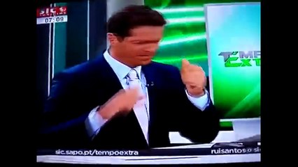 jornalista tira macacos do nariz