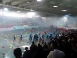 مباراة في كرة اليد تتحول إلى رجم الملعب و اللاعبين بالكراسي و كل أنواع المقذوفات فيديو يوضح واقع الرياضة في الجزائر