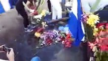 Decenas de nicaragüenses se reúnen en la rotonda Jean Paul Genie de Managua para recordar a los jóvenes asesinados durante las protestas contra el Gobierno >> o