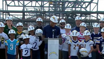 Derwin James announces the Chargers select Kyzir White No. 119 in the 2018 NFL Draft