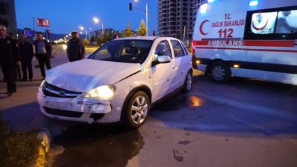 Tokat’ta kavşakta iki otomobil çarpıştı: 4 yaralı