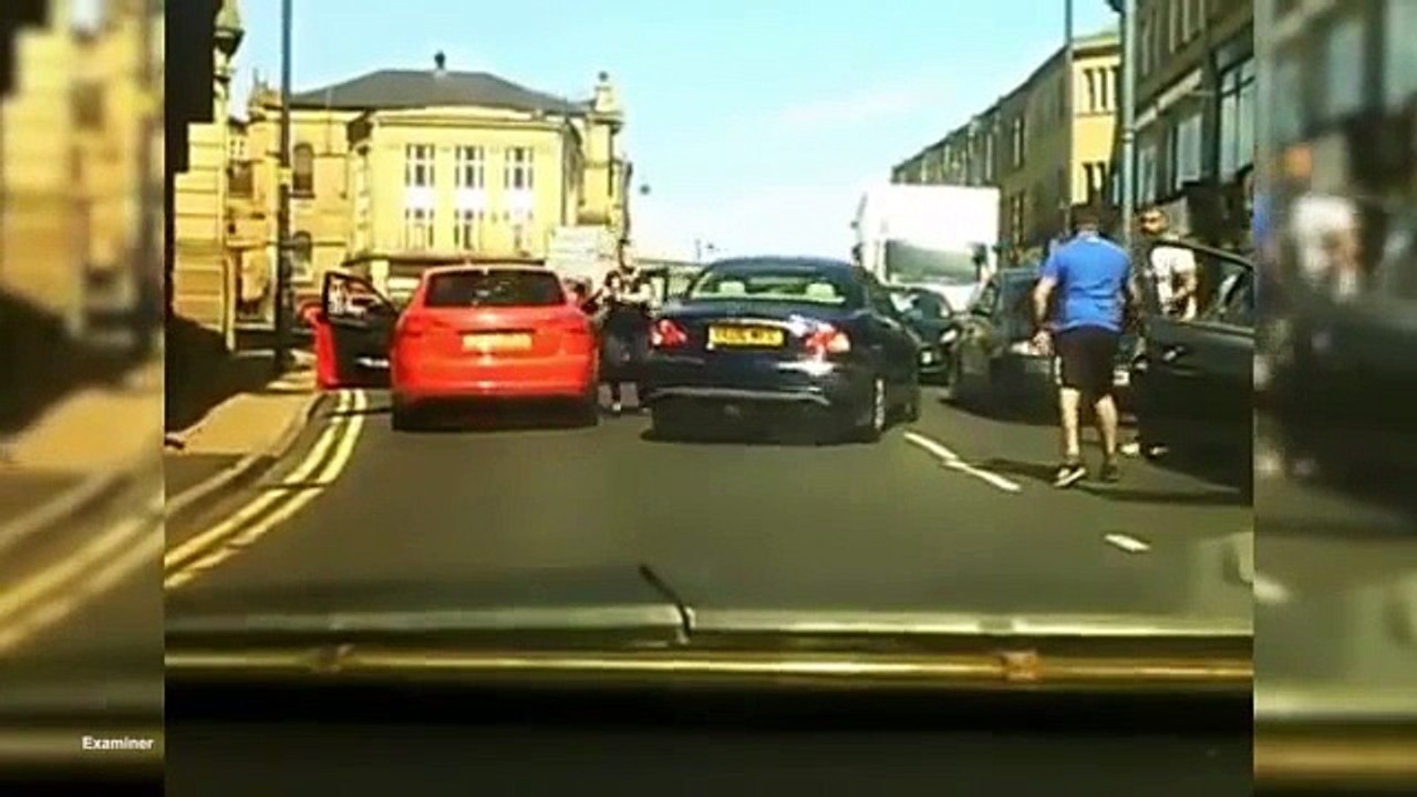 Quand ta femme vient te filer un coup de main en plein road rage... Avec sa batte de baseball