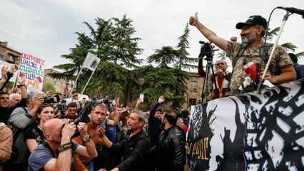 Partido no poder recua na escolha de novo líder mas não cala protestos