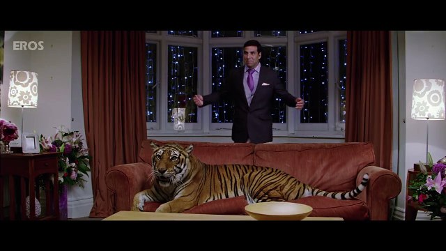 Akshay brings a tiger in the house _ Housefull _ M