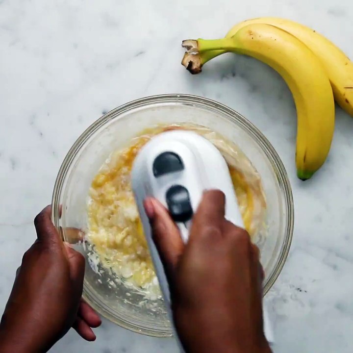 Du hast gerade etwas Zeit? Dann back dir mal diese Bananen-Muffins mit Schoko-Füllung!Hier geht's zum kompletten Rezept:
