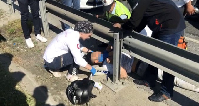 Kendisini Sıkıştıran Araca Tekme Atmaya Çalışan Motosikletli Yere Savruldu