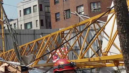 무학동 공사장 타워크레인 지지대 휘어져 붕괴 / YTN