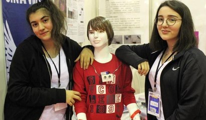 Liseliler, görme engellilere yol gösteren cihaz ürettiler