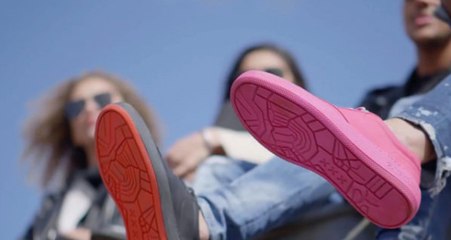 Sokaklardan Çiğnenmiş Sakızları Toplayıp Ayakkabı Üretiyorlar