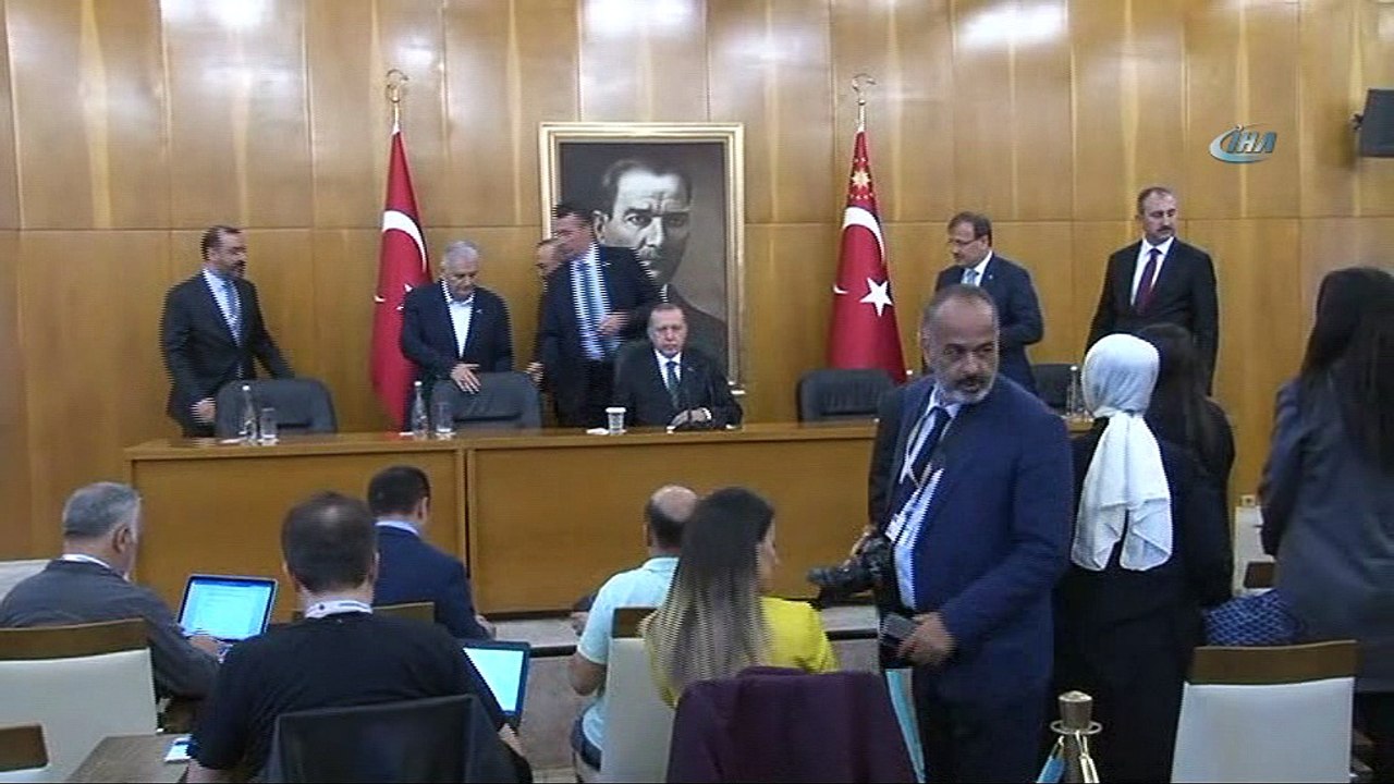 Cumhurbaşkanı Erdoğan:  'Ben bu konu ile ilgili hiçbir değerlendirme yapmayacağım. Sayın Gül kendi değerlendirmeleri yaptılar. Seçim meydanı herkese açıktır. Seçim meydanı bu noktada temenni ederiz ki her s