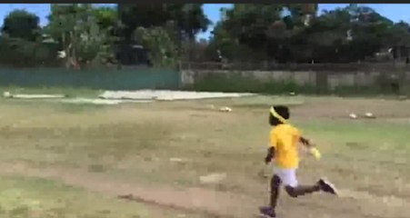 Jamaika'da Bayrak Yarışında Ters Yöne Koşan Minik, İzleyenleri Gülme Krizine Soktu