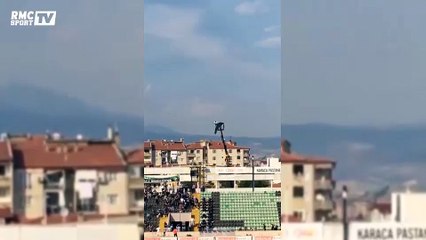 Interdit de stade, ce supporter loue une grue pour assister au match !