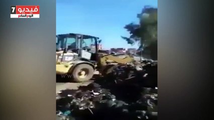 تداول فيديو لسيارة تابعة لمحافظه الغربية تلقى قمامة بنهر النيل