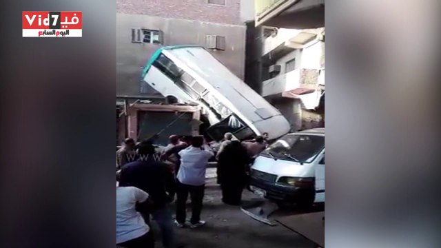 سقوط مينى باص من أعلى محور صفط اللبن وسط منطقة سكنية
