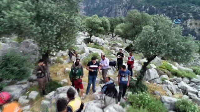 Kayalıklardaki keçiyi kurtarmak isterken kendi mahsur kaldı