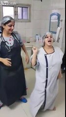 Danse avant la césarienne : médecin et patiente font la fête !