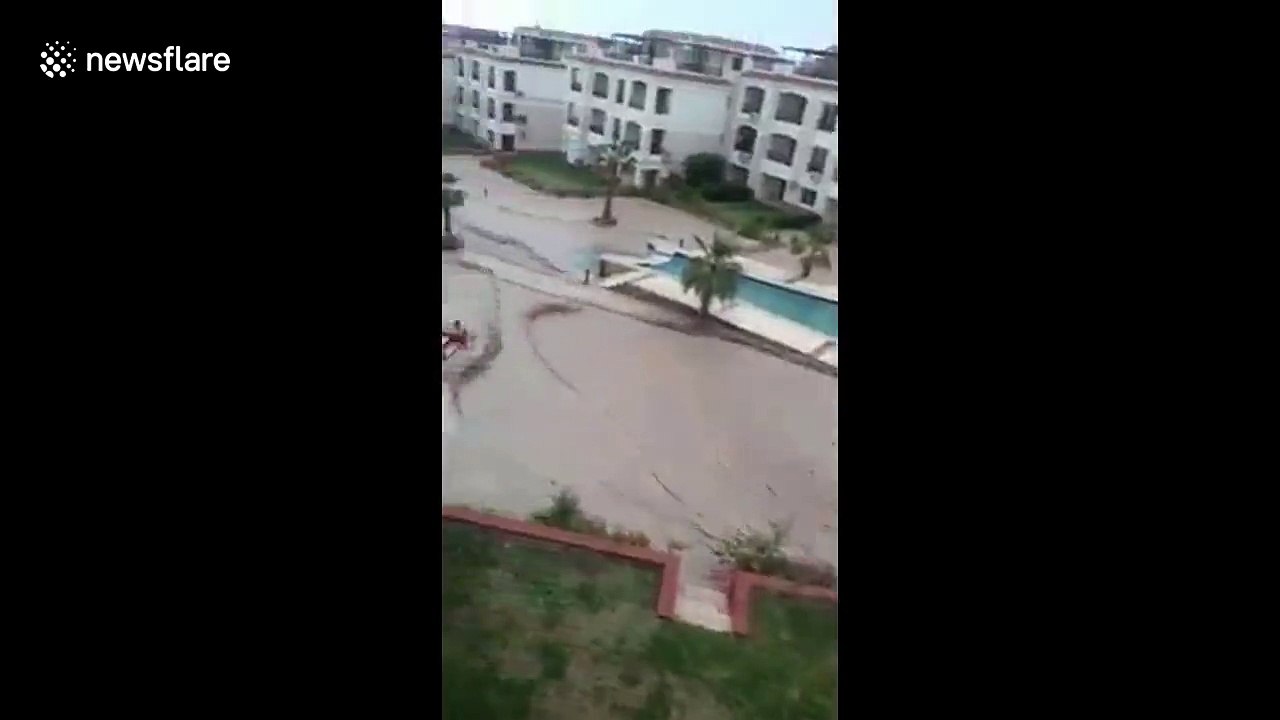 Inondations d'un hotel de luxe en Egypte : des torrents d'eau coulent dans les bâtiments !