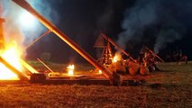 Trebuchets de taille réelle sur le tournage de la série Marco Polo de Netflix