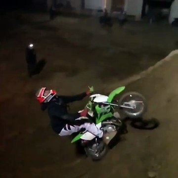 Saut en moto : il atterrit sur son casque !