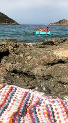 Ζέτα Μακρυπούλια: Έκανε τις πρώτες τις βουτιές – Δείτε με ποιους πήγε παραλία