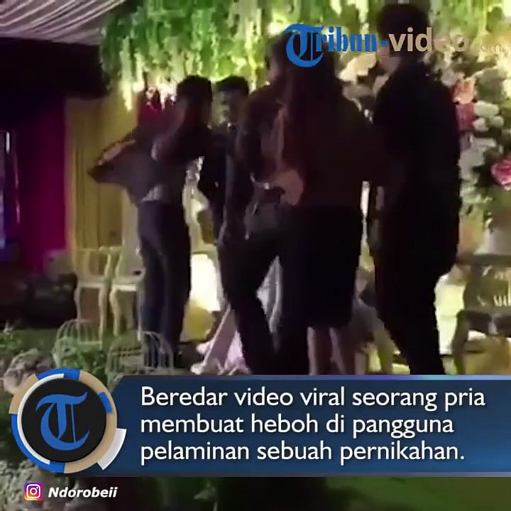 Viral Video Pria Buka Baju di Panggung Pelaminan, Diduga Mantan Pacar Mempelai Pria. Berita selengkapnya: