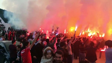 Download Video: Beşiktaş fans giving their team a low-key send off before the big derby against Galatasaray today - Galatasary 2-0 Besiktas 29.04.2018