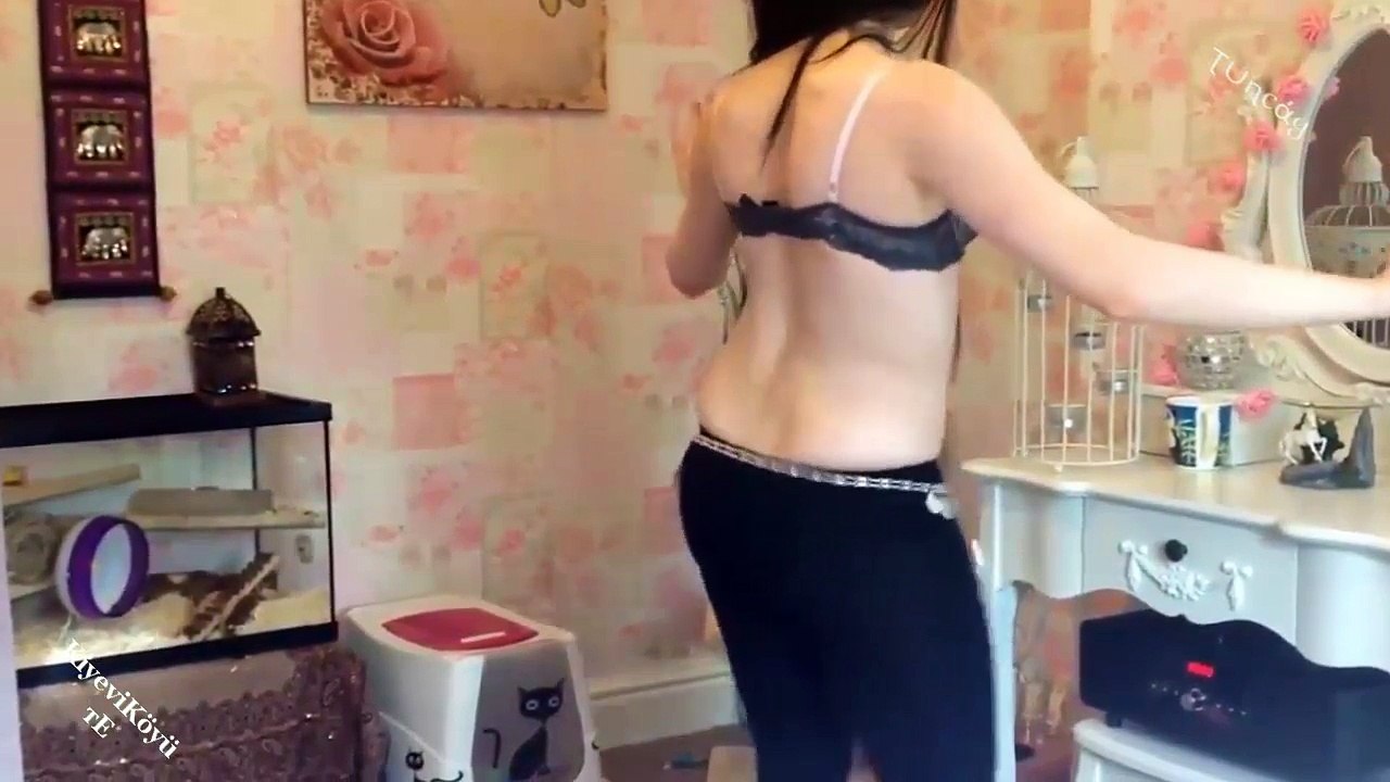 Şişeler Oyun Havası Oynayan Güzel Kız