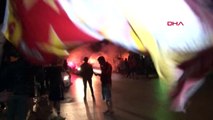 Galatasaraylılar Florya'da takımı bekliyor