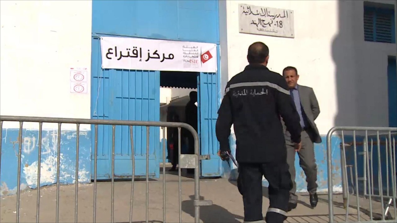 الأمنيون والعسكريون التونسيون يصوتون بأول انتخا...